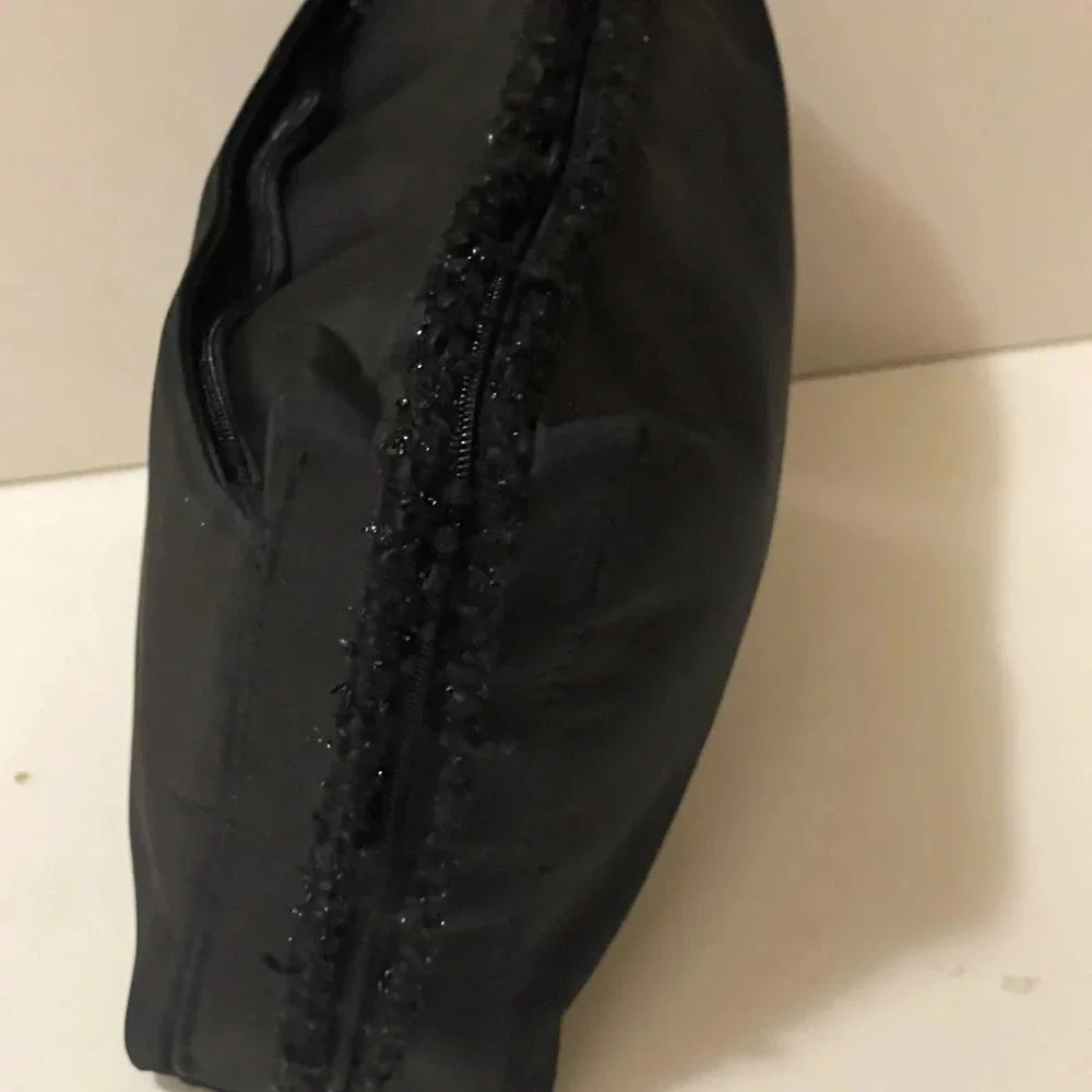Chanel perfume make up bag, large well fit lots of things, without any damage - Picture 6 of 15